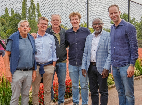 Tennisclub Kangaroos vernieuwt tennisvelden met steun van stad Aalst
